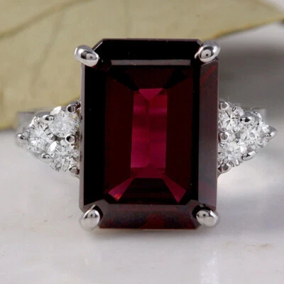 Anillo de compromiso de diamantes con rubí rojo simulado corte esmeralda de 6 quilates enchapado en oro blanco de 14 quilates Foto 1 de 4