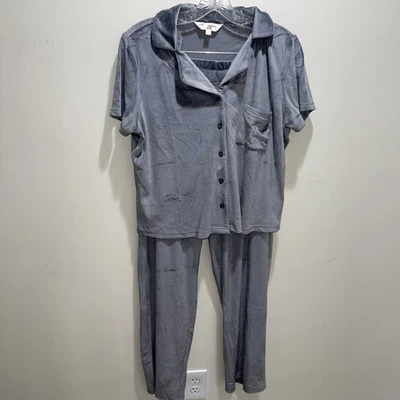 Juego de 2 piezas de ropa de dormir Juicy Couture con estrás gris terciopelo manga corta mediana Foto 1 de 4