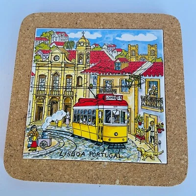 Lisboa, Portugal Tranvía Amarillo y Escena Callejera Azulejo Corcho Remache/Azulejo Foto 1 de 4