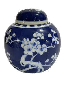 Barattolo zenzero cinese vintage blu e bianco 3,5" con coperchio fiori di ciliegio - Foto 1 di 9