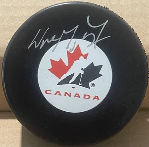 Wayne Gretzky signed Autogramm NHL Puck Hockey Canada Logo / Gretzky Cert Sticker - Bild 1 von 4