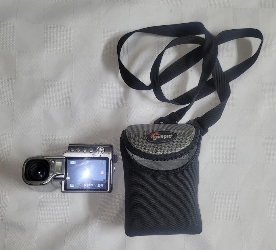 Nikon Coolpix S4 Digital Camera 6.0 megapixel 10x Zoom Tested And Working & Bag - Image 1 of 4