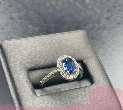 Anillo de compromiso con halo de zafiro simulado de corte ovalado de 2 quilates enchapado en oro blanco de 14 k Foto 1 de 3