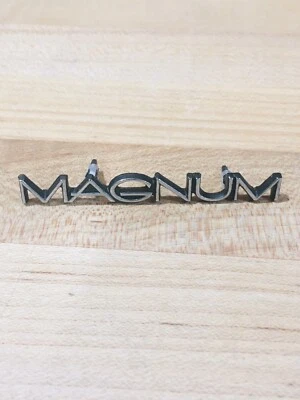 NUEVO DE LOTE MOPAR 1978-9 DODGE MAGNUM "MAGNUM" GUANTERA PLACA DE IDENTIFICACIÓN ¡¡¡NUEVO EN CAJA!!! ¡¡BONITO!!! Foto 1 de 4