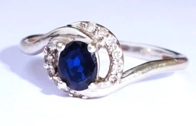 Anillo bypass remolino halo de diamantes y zafiros de oro blanco de 9 quilates, talla N Foto 1 de 4