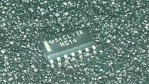 10 pezzi SN74HC14DR Hex Schmitt Trigger & Inverter CMOS alta velocità SOIC14 SMD - Foto 1 di 1