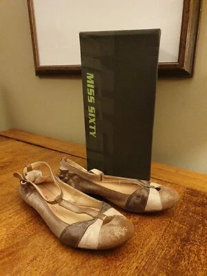 Zapatos de salón Miss Sixty dorados y bronce con tiras planos de gamuza y cuero talla 5 del Reino Unido Foto 1 de 4