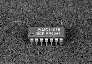 Motorola MC14078BCP 8-Input NOR Gate / Gate 8 inputs IC DIP-14   14078 - Bild 1 von 1