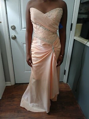 Vestido formal de cetim macio cor pêssego com corpete de lantejoulas e cintura arrancada - Imagem 1 de 4