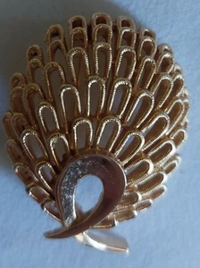 VINTAGE SIGNED CROWN TRIFARI PEACOCK TAIL BROOCH GOLD - Picture 1 of 9