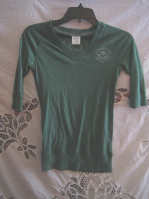 Camiseta universitaria Abercrombie & Fitch vintage Y2K cuello en V para mujer - Talla: pequeña Foto 1 de 4