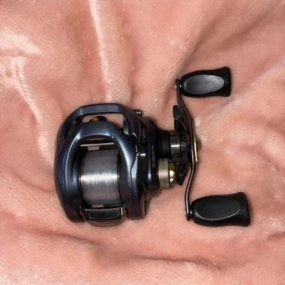 DAIWA ZILLION SV TW 9.1 Right Turn Silver 586304 - Image 1 of 4