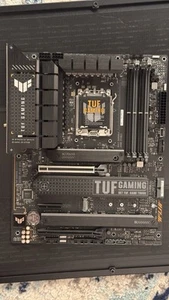 Carte mère ASUS TUF Gaming X670E-PLUS ATX AMD AM5, LGA1718, DDR5, WiFi - Photo 1/4