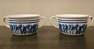 Conjunto de duas tigelas de sopa Hallmark brancas com detalhes azuis com duas alças 5-1/4 x 3 - Imagem 1 de 4