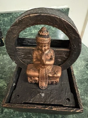 带 LED 灯的桌面佛喷泉。 无收费 — 第 1/2 张图片