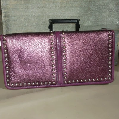 Cartera de cuero con tachuelas púrpura bastante resistente Brighton ranuras para tarjetas tono plateado encanto Foto 1 de 4