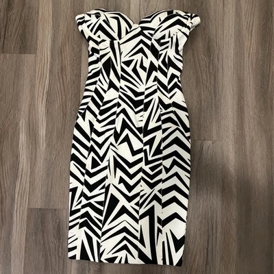 Vestido Colección Kardashian XS Blanco y Negro Zig Zag Bodycon Estilo Bustier Foto 1 de 4