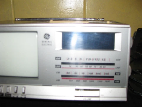 Vintage General Electric Television Clock Radio 7-7225A works fine Cover