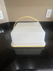 Vintage Tupperware 11.5" Square Sheet Cake Carrier w/ Handle Yellow White 1241-2 - Picture 1 of 14