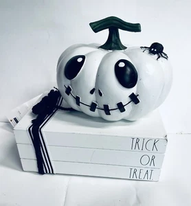 Rae Dunn Trick or Treat Spider Wood Book Stack & Halloween zucca bianca e nera - Foto 1 di 11