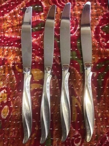 Set of 4 Vintage Oneida? dinner knives feather pattern Stainless knife NICE COND - Picture 1 of 1