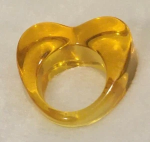 Anillo amarillo translúcido corazón Lucite talla 5,5 - Imagen 1 de 4