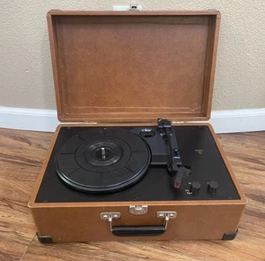 Crosley CR49 Plattenspieler hellbraun Traveler tragbarer Kofferplattenspieler - Bild 1 von 13