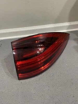 Conjunto de luces traseras laterales derechas OEM 2015-2017 Porsche Cayenne usado sin moldura negra Foto 1 de 4