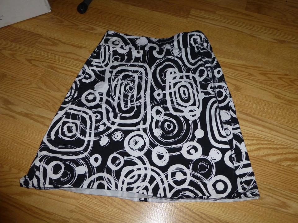 Ladies Size 8 Black and White Skirt - Изображение 1 из 1