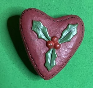 DM-02 DIANNA MARCUM 1" HOLLY BERRY TRIAD HEART PLASTIC APPLIED SHANK BUTTON-F1 - Picture 1 of 2