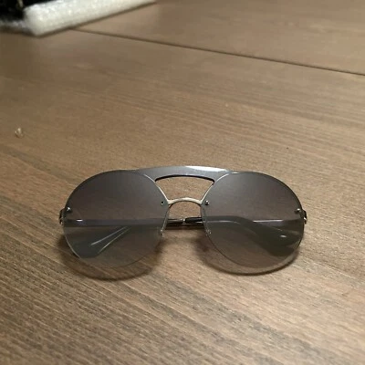 Gafas de sol para mujer Prada ligeras redondas con lentes espejadas Foto 1 de 4