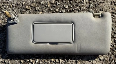 Nissan Titan 2004-2014 lado del conductor gris parasol LH iluminado parasol OEM Foto 1 de 3