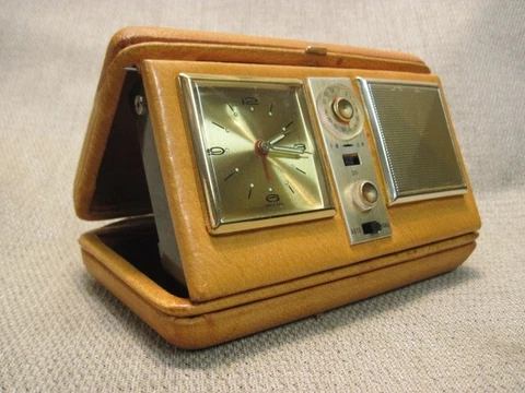 Vintage Travel Alarm Clock-FM/AM Radio - made Japan Cover
