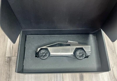 Tesla Exclusivo Cybertruck Wind-up Racer Escala 1:43 Diecast NUEVO EN MANO Foto 1 de 4