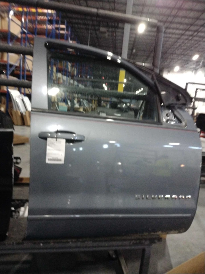 Conjunto de puerta delantera derecha usado se adapta a: camioneta Chevrolet Silverado 1500 2015 Foto 1 de 4