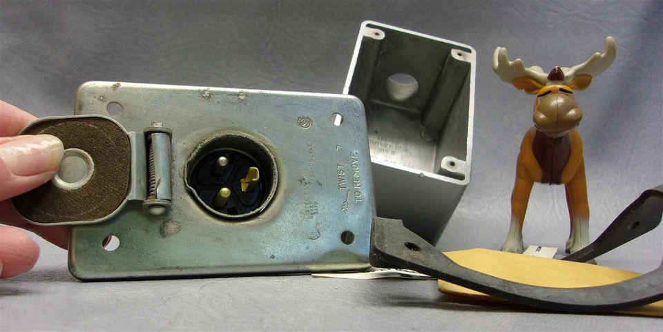 Caja receptáculo macho a prueba de polvo R&S EVER-LOK 8753U1 20A 125V 2P3W enano Foto 1 de 4