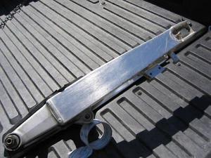 05 06 2005 SUZUKI RM250 OEM GOOD WORKING REAR SWING ARM SWINGARM NO CHAIN RASH - Foto 1 di 14