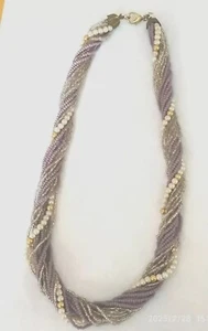 COLLANA VINTAGE MULTIFILO TORCHON PERLE BIANCHE DORATE LILLA POLVERE E ARGENTATE - Foto 1 di 5