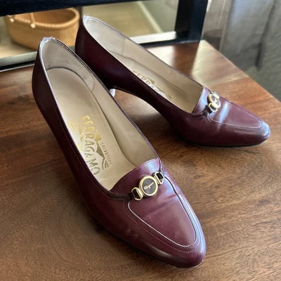 Zapatos de salón Farragamo de cuero granate para mujer con medallón talla 5-1/2 necesita reparación Foto 1 de 4