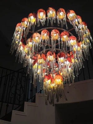 Lámpara de araña de hierro forjado Art Nouveau de 4 niveles y 54 pantallas de vidrio soplado rojo Foto 1 de 4