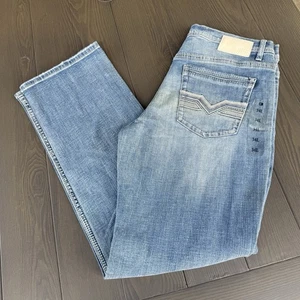 Jeans Hebilla BKE Tyler Bootcut Para Hombres 34x34 Azul Lavado Medio Elastizado Premium Denim - Imagen 1 de 14