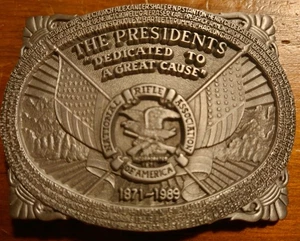 VINTAGE NRA GÜRTELSCHNALLE DIE PRÄSIDENTEN EINER GROSSEN SACHE GEWIDMET NR ZINN USA - Bild 1 von 2
