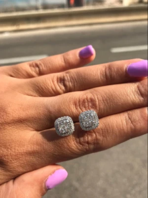 Aretes con racimo de moissanita certificados de corte redondo de 2 quilates enchapados en oro blanco de 14 quilates Foto 1 de 3