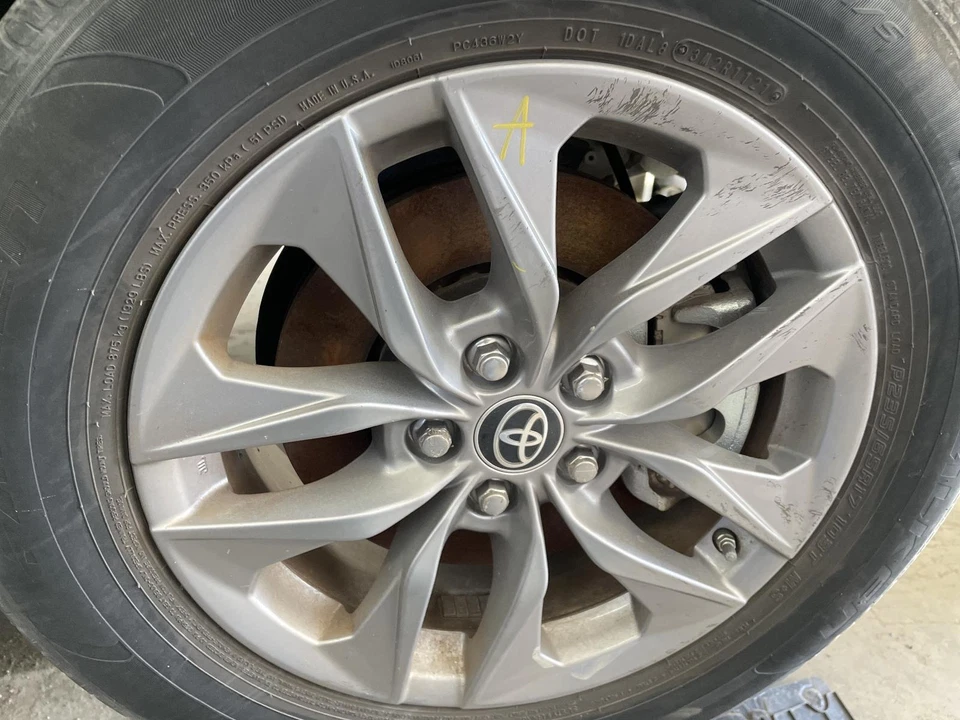 Used Wheel fits: 2021 Toyota Sienna 17x7 5 Y spoke Grade A - Image 1 of 4