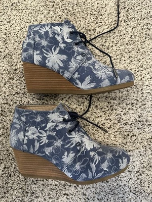 ZAPATOS TOMS WEDGE TACONES Mujer Talla 7.5 Con Cordones Denim Look con Estampado Floral Blanco Foto 1 de 4