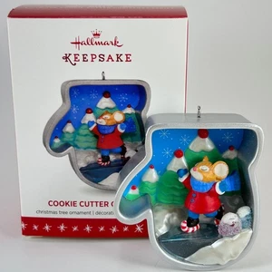 2016 Cookie Cutter Christmas #5 Hallmark Ornament Mouse Skates w Candy in Mitten - Picture 1 of 10