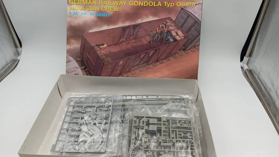  DRA6086 Dragon German railway Gondola Typ Ommr con gun crew 1/35 - Immagine 1 di 2