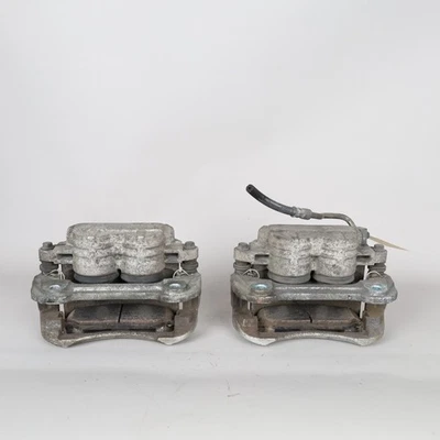 Juego de pinzas de freno delanteras Ford Mustang GT 2005-2010 6R3Z2B121A OEM usadas Foto 1 de 4