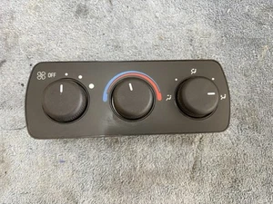 Heat A/C Climate Temperature Controls 09380045 out of a 2005 GMC Sierra - Picture 1 of 2