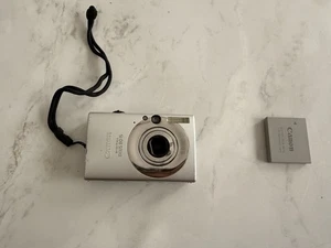 Canon IXUS 8015 Digitalkamera, Silber - Bild 1 von 4
